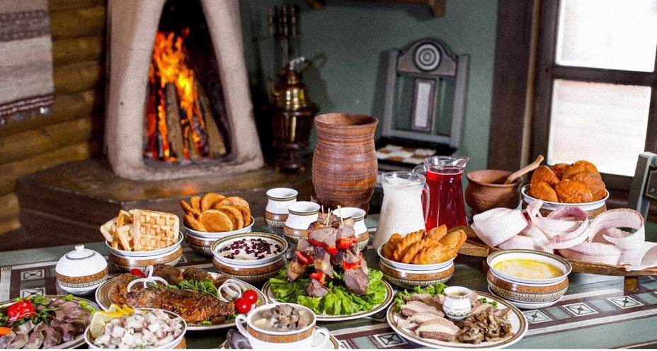 Стол с национальными якутскими блюдами. Автор: Центр якутской кухни «Махталь»