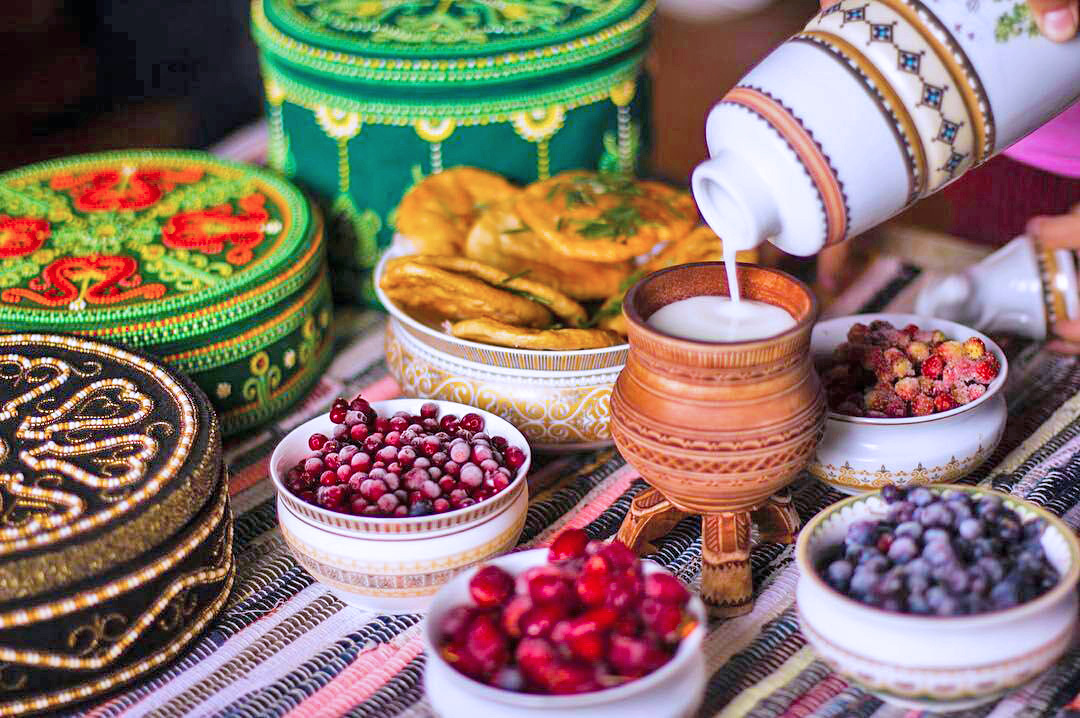 Утренний стол с кумысом, национальными якутскими лепешками — сахалыы лэппиэскэ — и свежими ягодами. Автор: Неизведанный мир