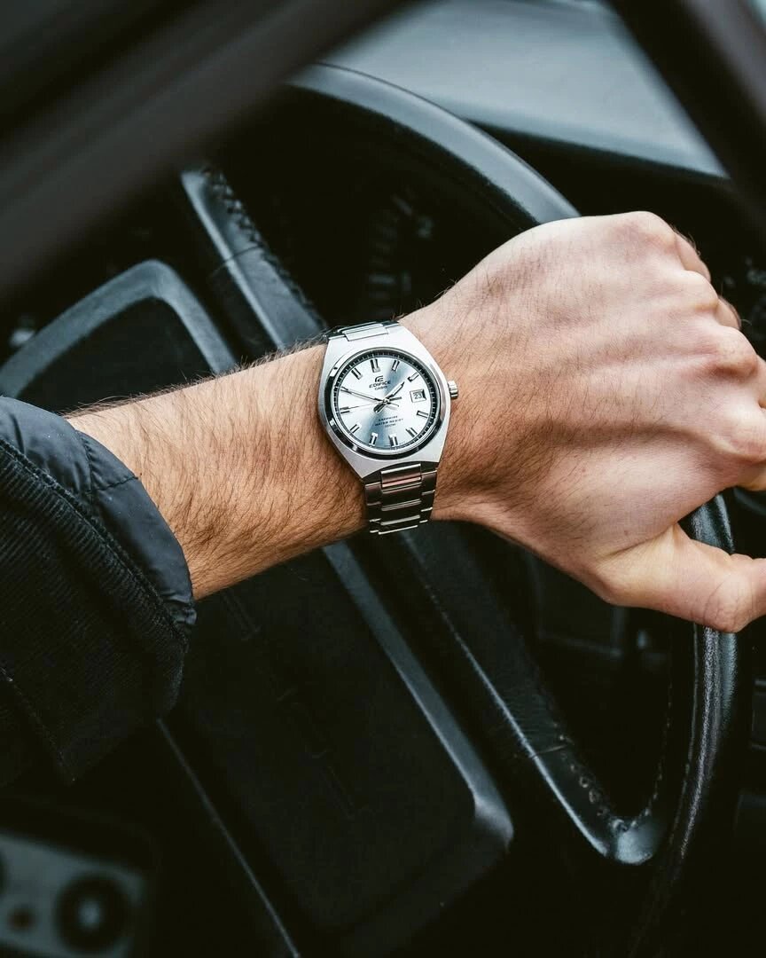 Соотношение размера корпуса и ширины браслета здесь выверено так же тщательно, как пропорции кузова спортивного автомобиля