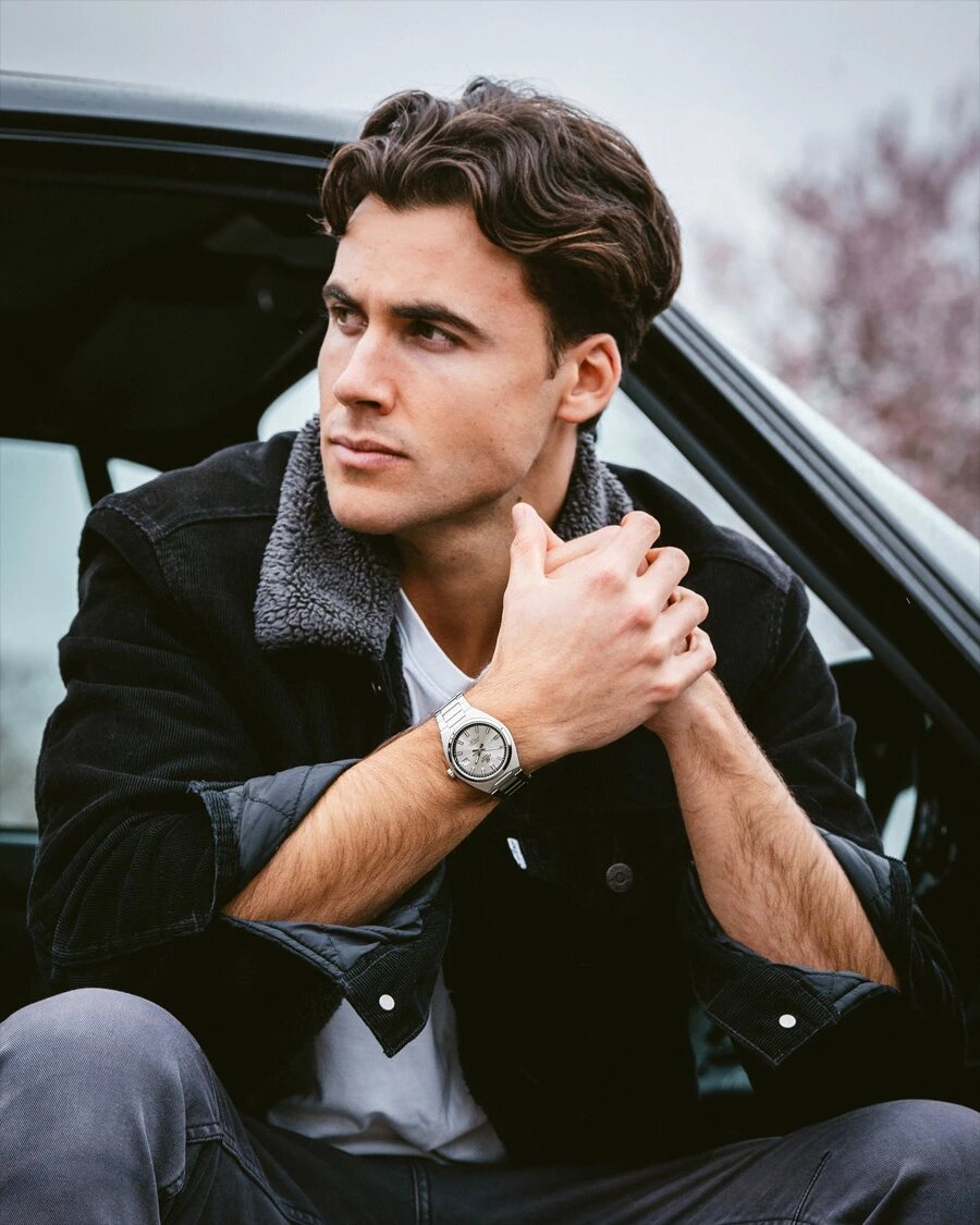 Часы не выглядят массивно, хотя корпус из стали. Секрет в пропорциях: ширина корпуса почти равна ширине браслета у застежки