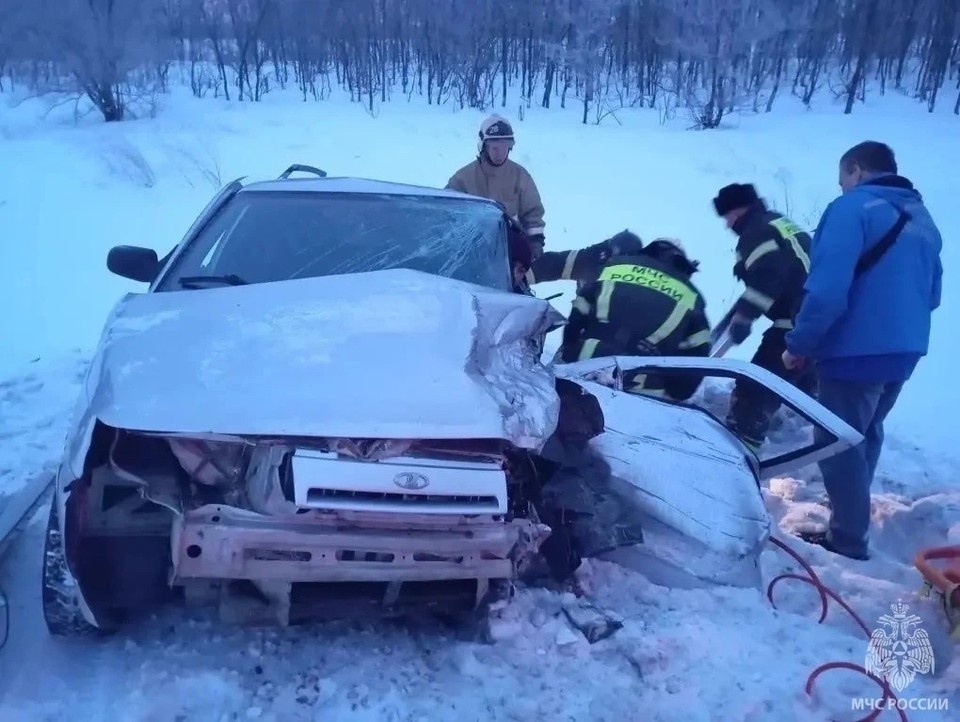    С помощью специального гидравлического оборудования они освободили пострадавшего мужчину. ГУ МЧС России по Оренбургской области