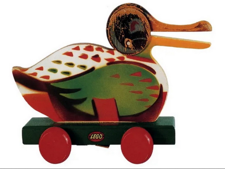 Легендарная деревянная уточка, которую компания выпускала на протяжении более 20 лет. на фото образец середины 1950-х XX столетия
