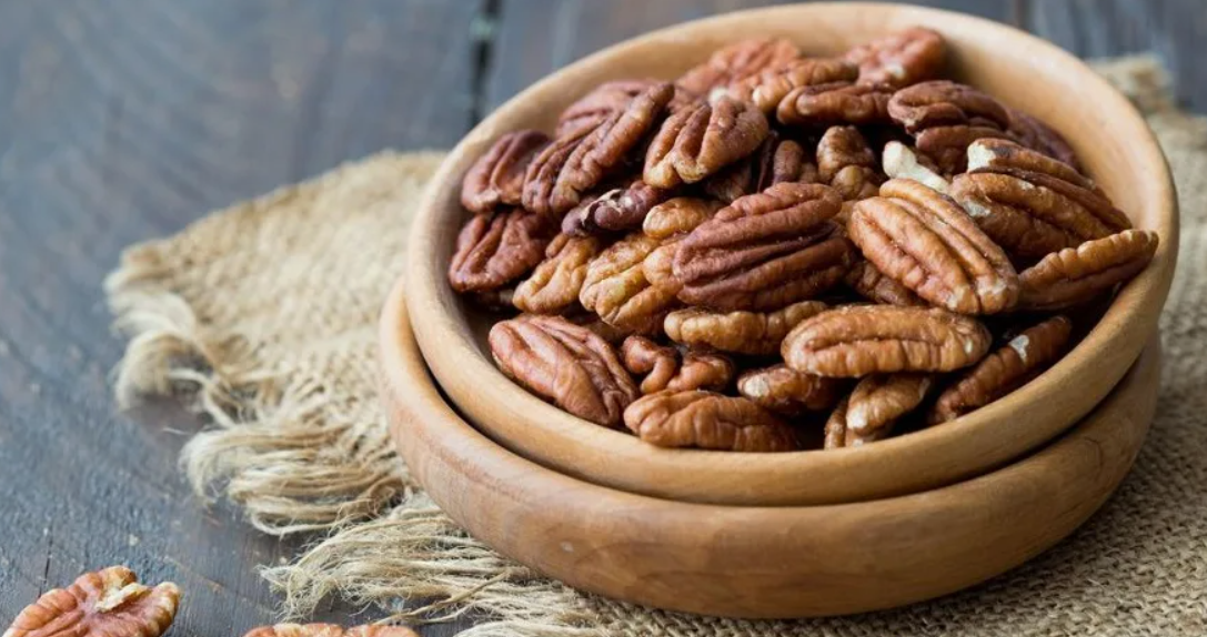 Готовый к употреблению пекан в тарелке. Фото из свободного источника интернета.