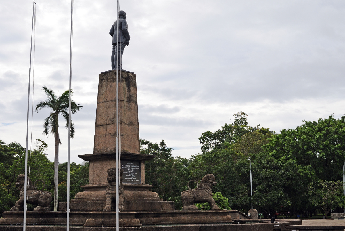 Памятник первму премьер-министру Шри-Ланки, «отцу нации» Дона Стивена Сенанаяке (фото автора)