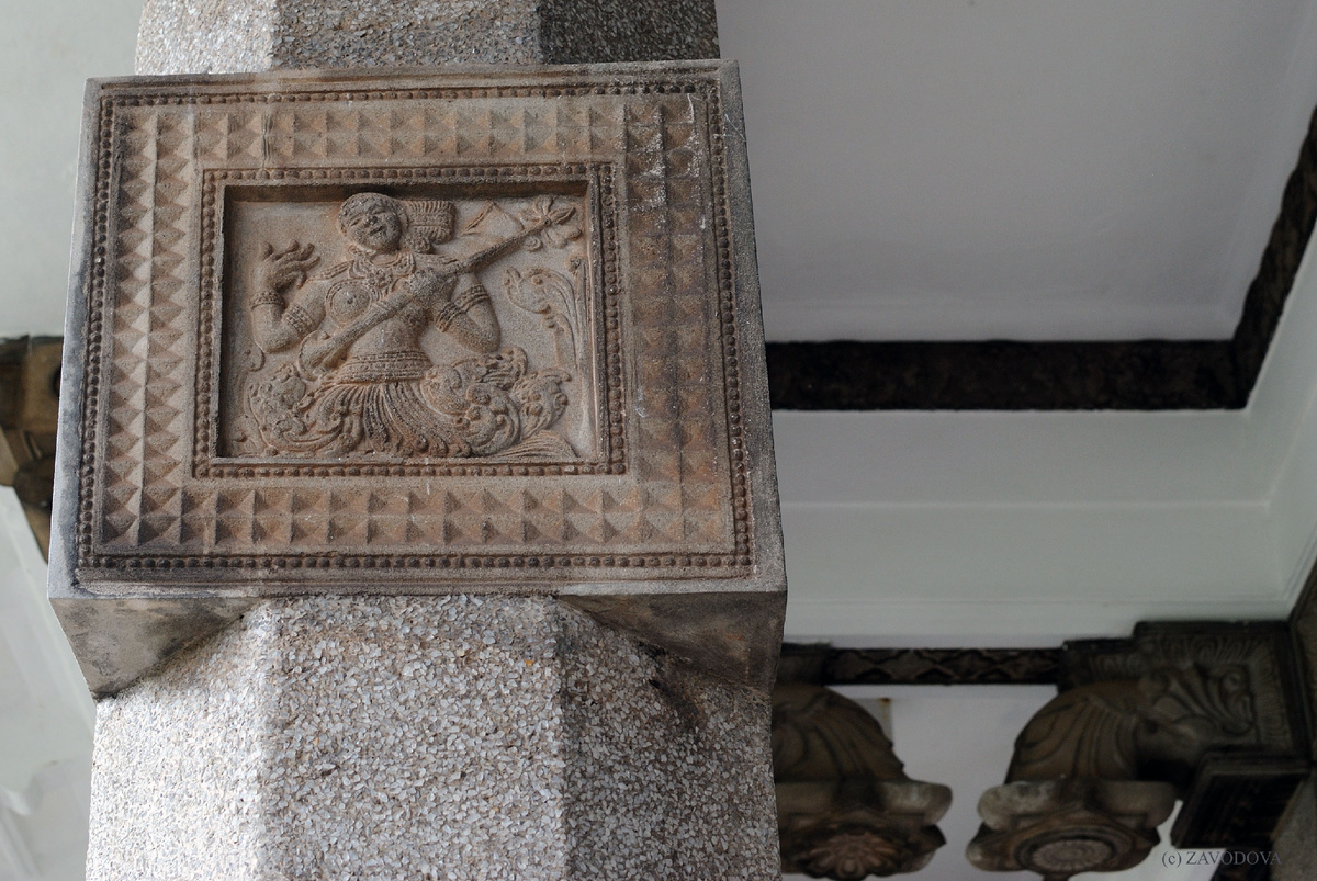 резьба на колоннах (фото автора)