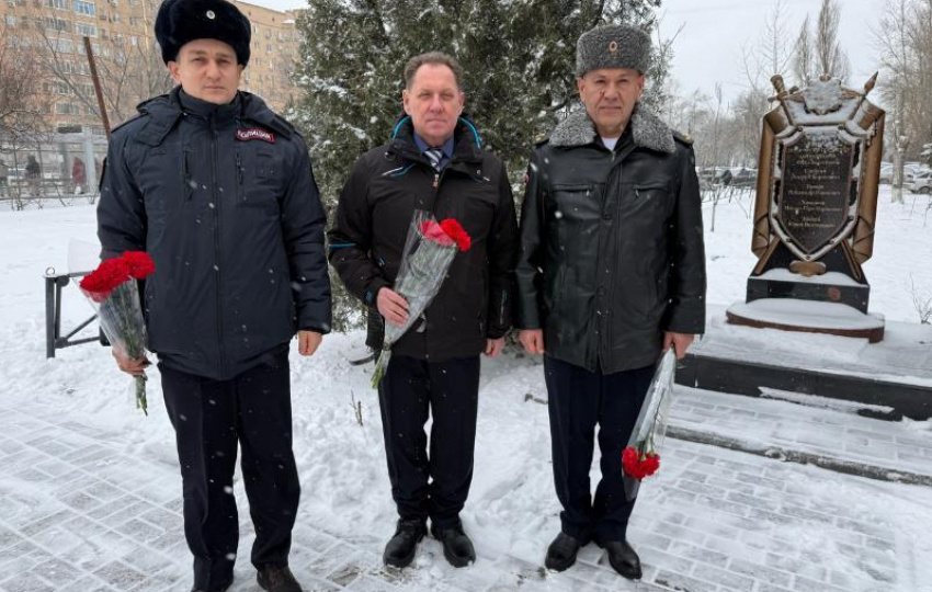 Волгодонские полицейские почтили память погибших коллег в преддверии Дня защитника Отечества