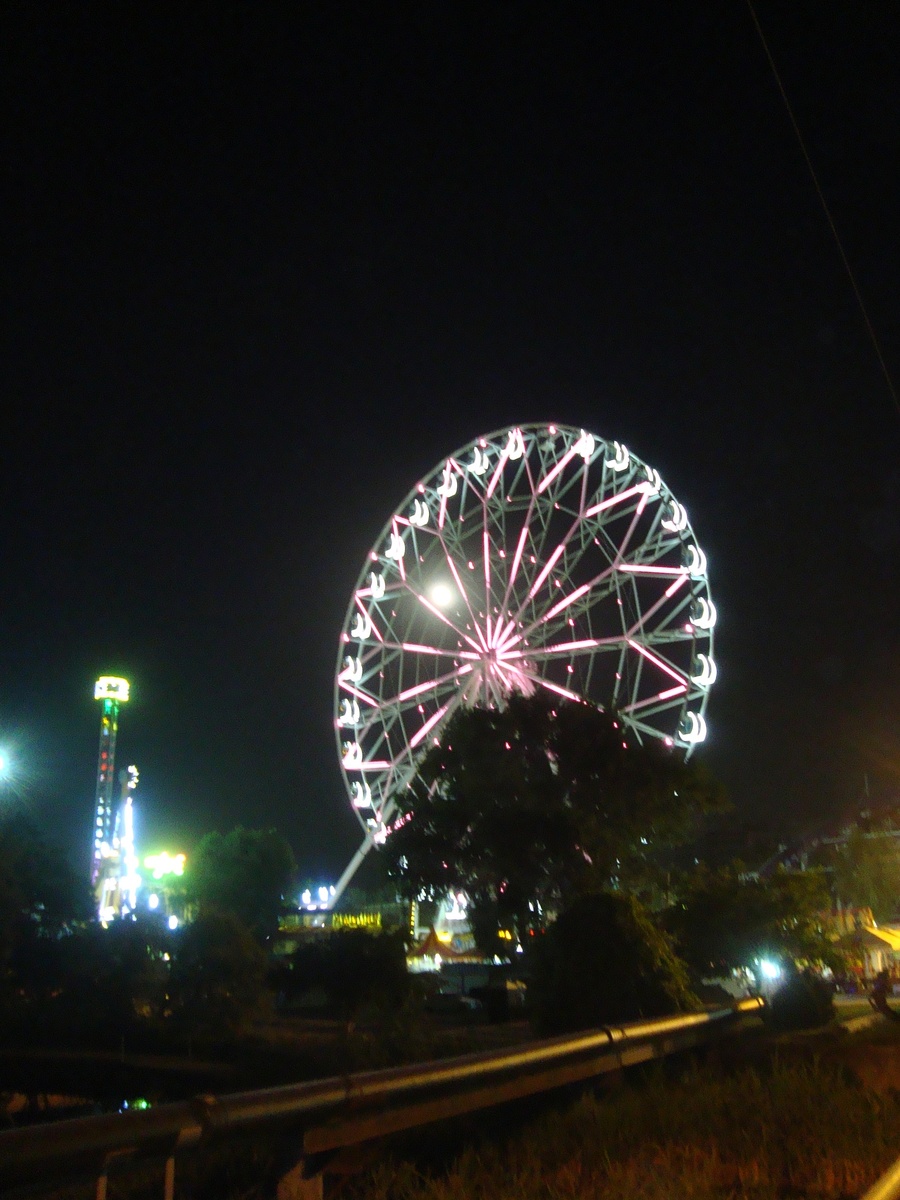 Колесо обозрения в Анапе. Даже сейчас и не знаю, функционирует ли. В Анапе были в 2023 году