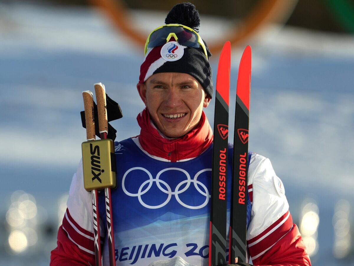    Российский спортсмен Александр Большунов, завоевавший золотую медаль в забеге на 2x15 км скиатлона на XXIV зимних Олимпийских играх 2022 | © РИА Новости / Павел Бедняков