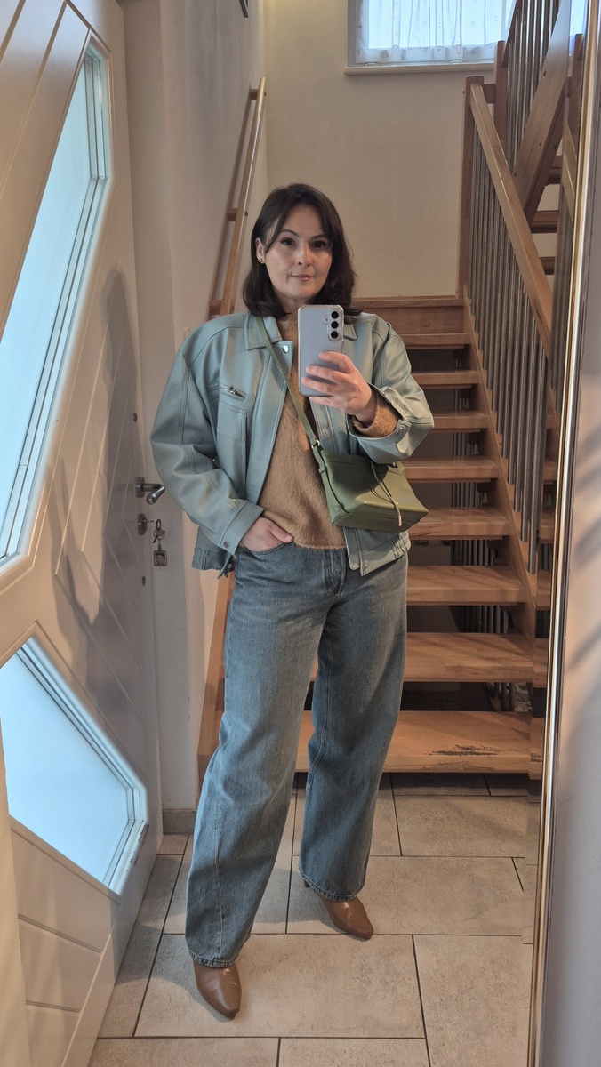 Спокойный образ с пушистым пуловером и ботинками в тон