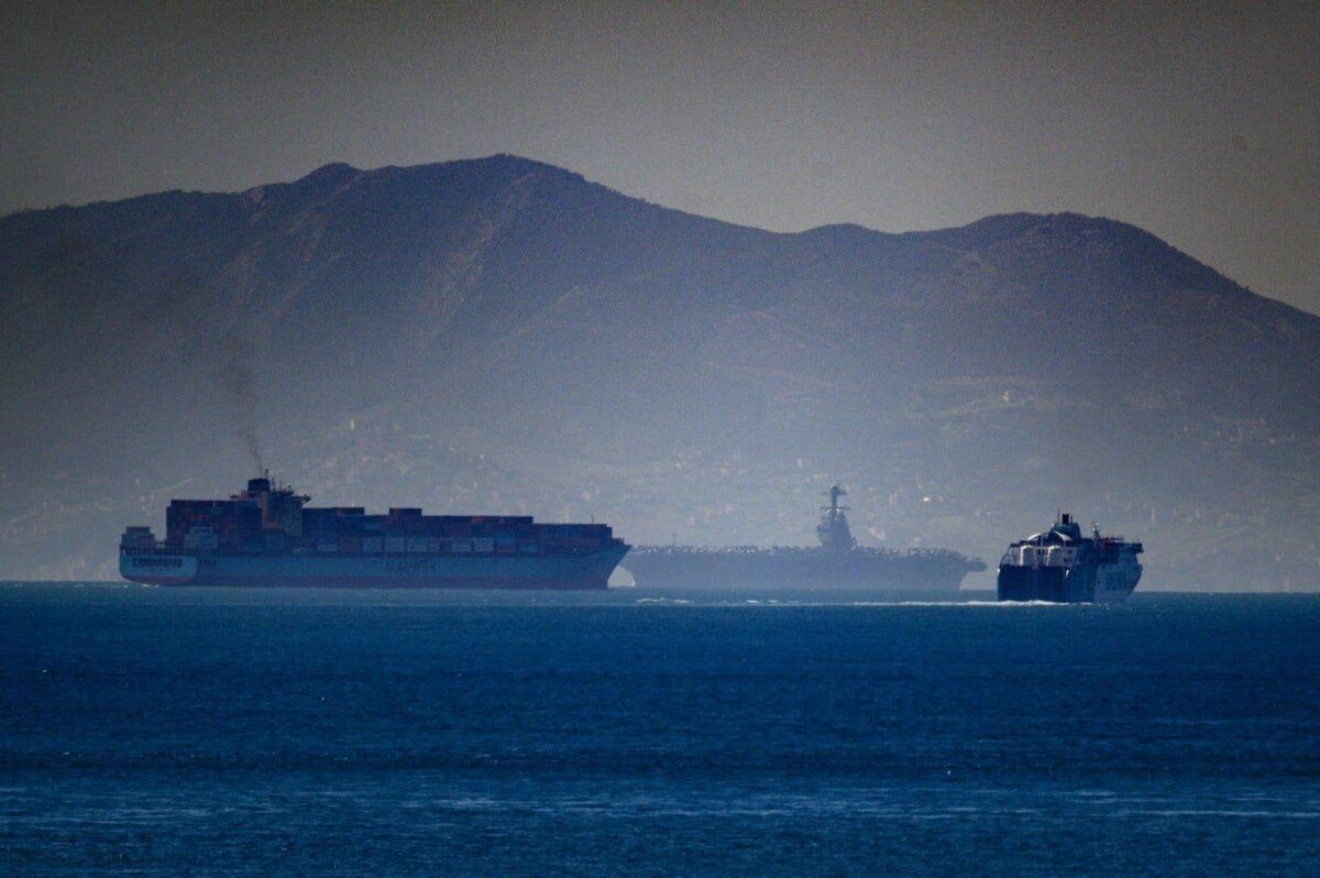 Самый большой атомный авианосец USS Gerald R. Ford ВМС США прошёл гибралтарский пролив курсом на ближний восток, в то время как Трамп обдумывает возможные действия против Ирана