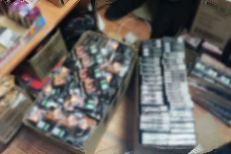    Нелегальную продукцию без акцизных марок нашли в павильоне на улице Титова. Фото: пресс-служба МВД России по Новосибирской области.