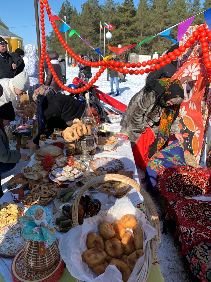 Бесплатные угощения и даже самогон наливали 