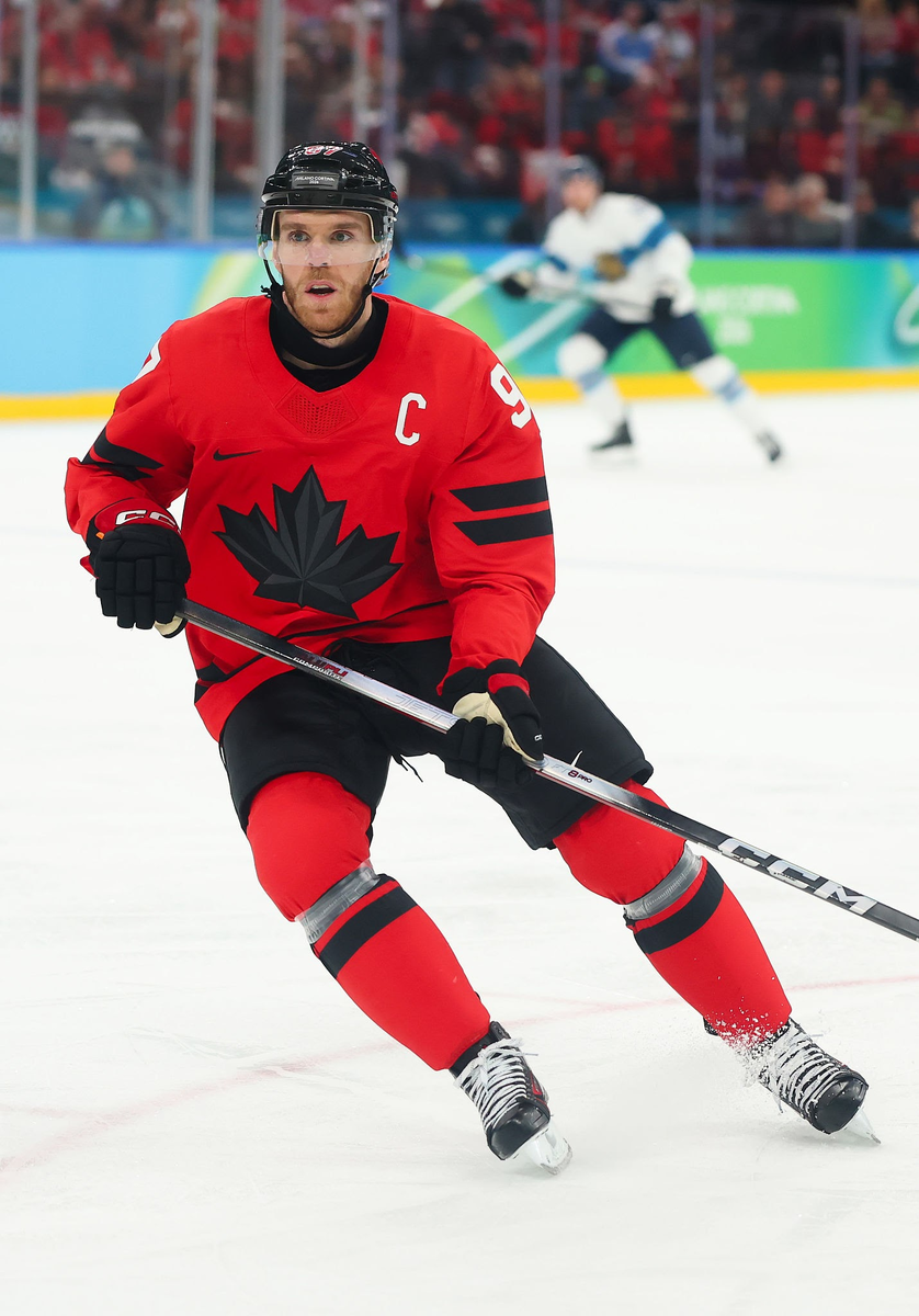 Если вы еще не следите за хоккейным турниром, вы многое пропускаете. Канадский вундеркинд Коннор Макдэвид творит на льду настоящую магию. Нападающий «Кленовых листьев» в шаге от того, чтобы стать лучшим бомбардиром в истории олимпийских хоккейных турниров с участием игроков НХЛ.
На данный момент на его счету 11 результативных баллов (2 гола + 9 передач), и это всего за четыре матча! Феноменальная статистика: Макдэвид набирает почти по три очка за игру, тащит за собой молодого Маклина Селебрини (уже 5 шайб) и пугает вратарей соперников одним своим видом . Уже сегодня в полуфинале он может побить рекорд Теему Селянне и Саку Койву, державшийся 20 лет.