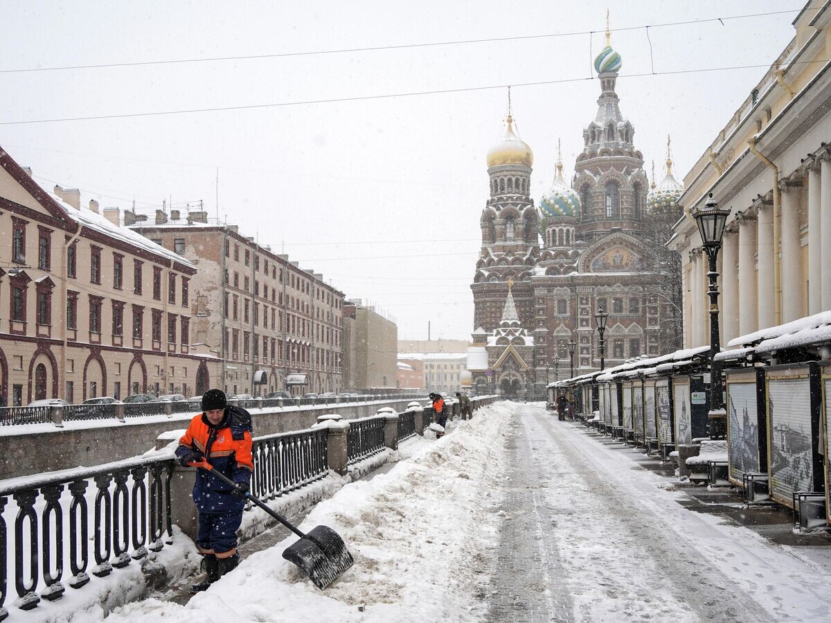    Сотрудники коммунальной службы чистят снег на набережной канала Грибоедова в Санкт-Петербурге | © РИА Новости / Алексей Даничев