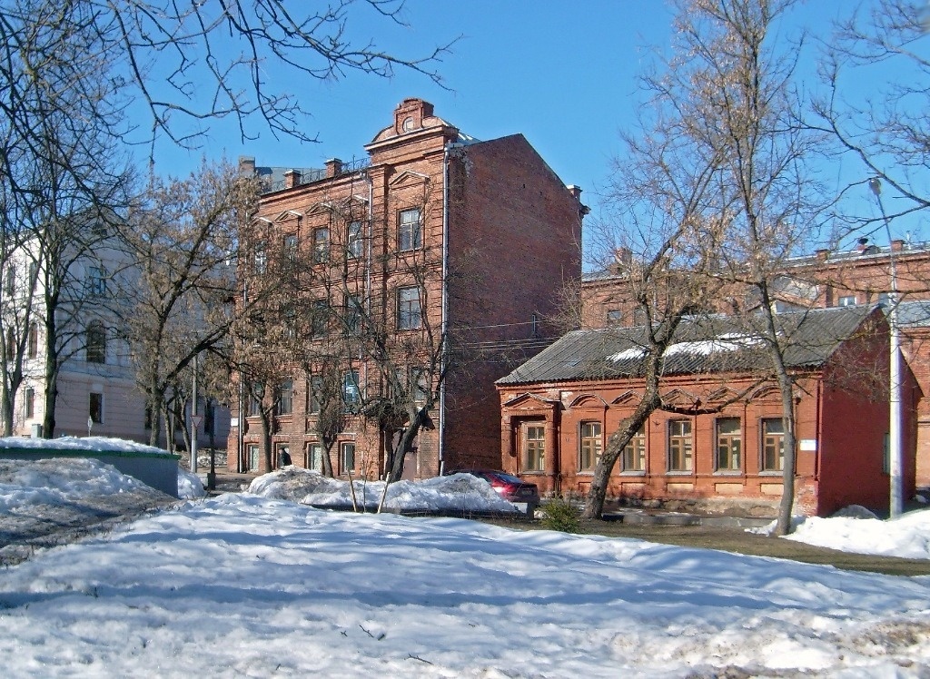 Дома №7 и №9 на улице Чехова. Вид из сквера. 2011 год. Фото: Юрий Шепелев