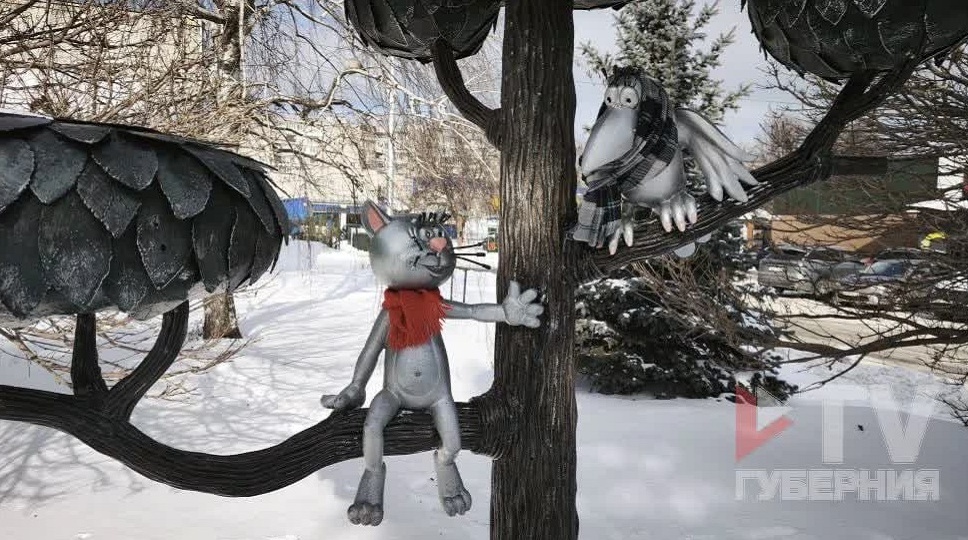 Заботливые воронежцы в мороз укутали Котёнка с улицы Лизюкова и его соседку Ворону