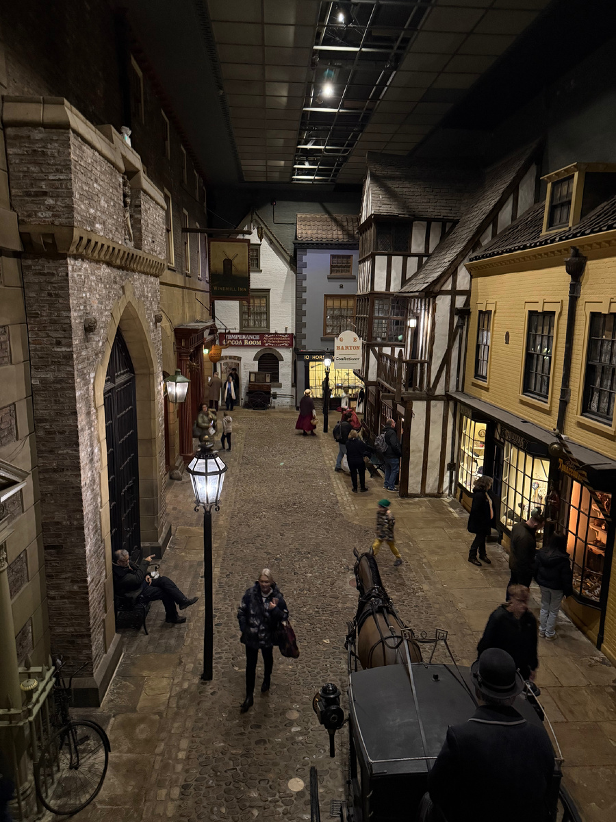 Вид на Киркгейт - город в музее. Слева - настоящий фасад тюрьмы, которую отдали доктору Кирку для музея, а остальные  дома привезены из разных мест Великобритании. Фотография из личного архива. 