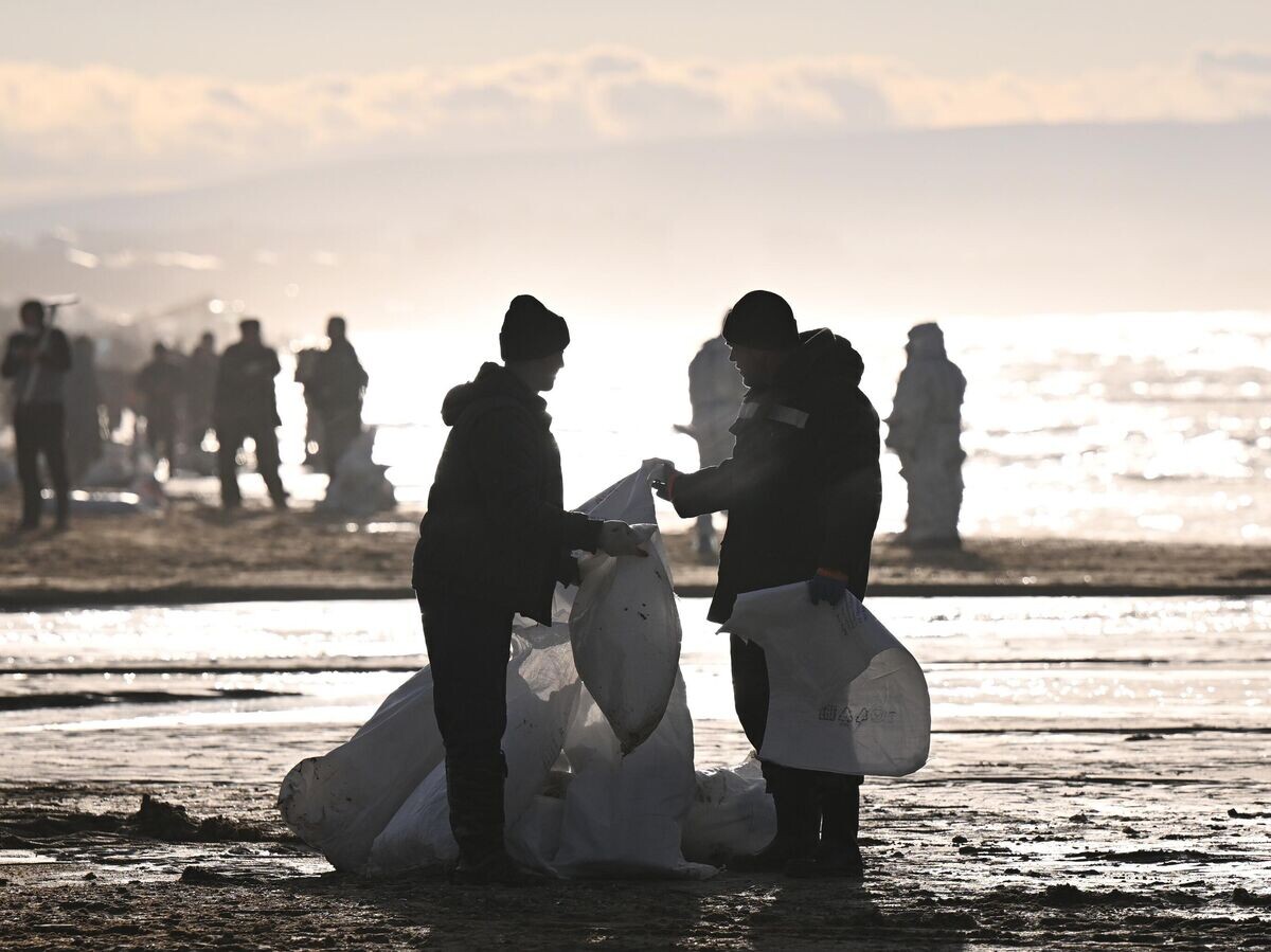    Ликвидация последствий разлива нефтепродуктов у берегов Анапы | © РИА Новости / Алексей Майшев