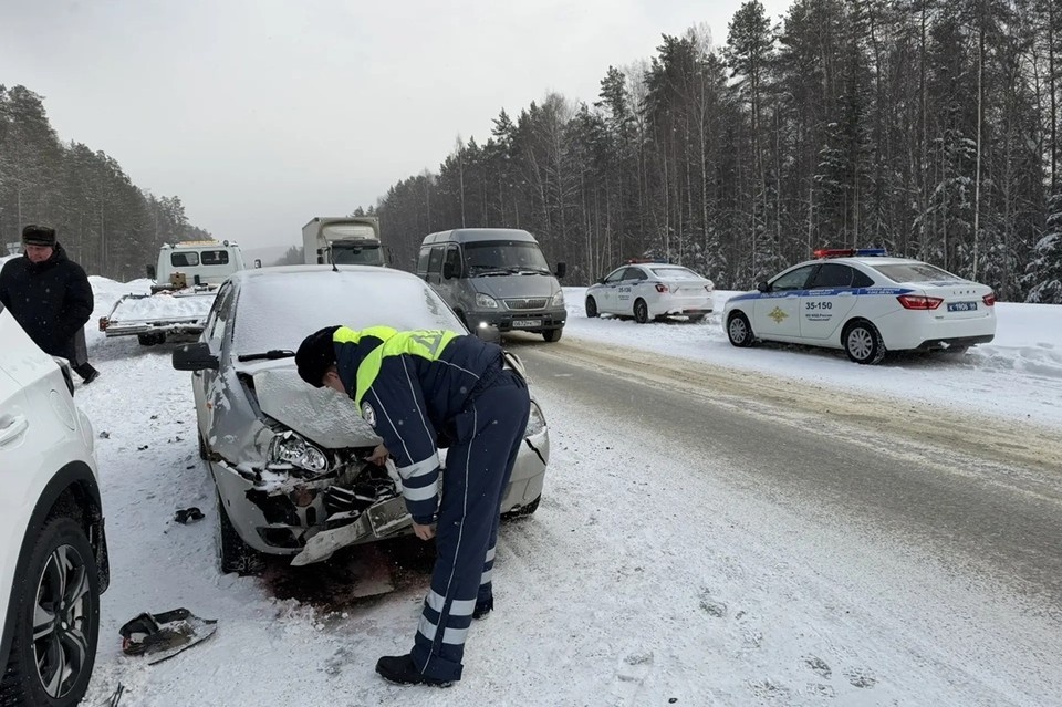   На Серовском тракте столкнулись сразу 9 машин. Фото: Госавтоинспекция Свердловской области