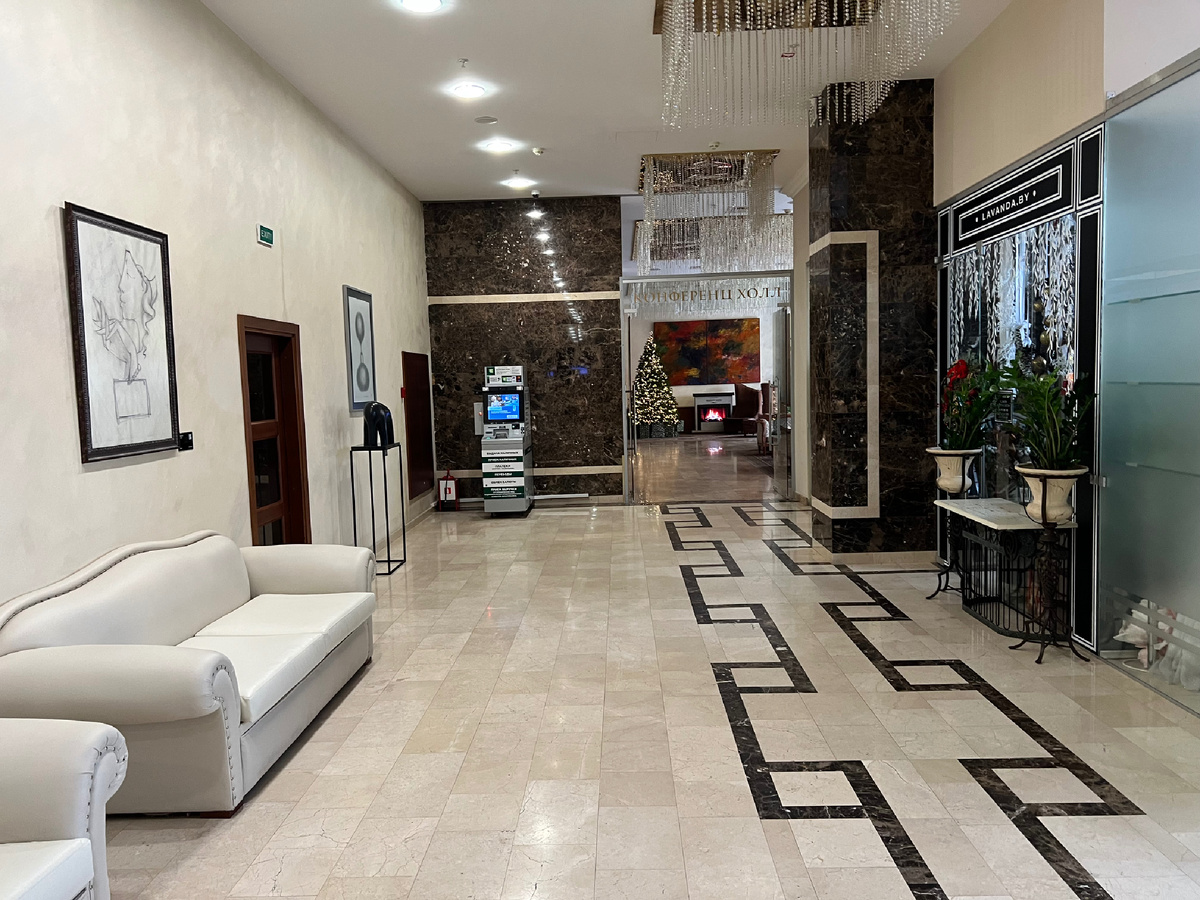 Ориентиром будет конференц холл