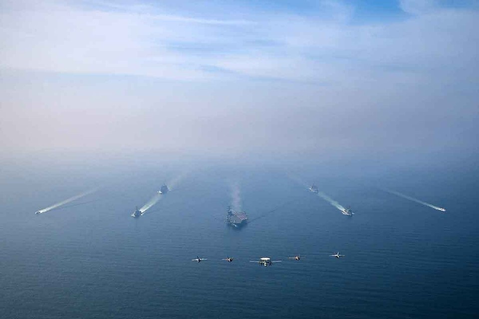    Военные корабли США зашли в Аравийское море, омывающее берега Ирана. REUTERS