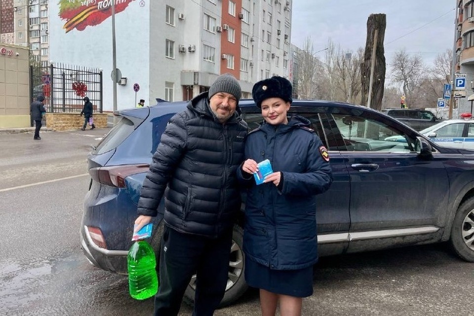    Кроме поздравлений, мужчинам вручили приятные и полезные подарки - зимние стеклоомыватели и тематические памятки. Фото: МВД по ДНР