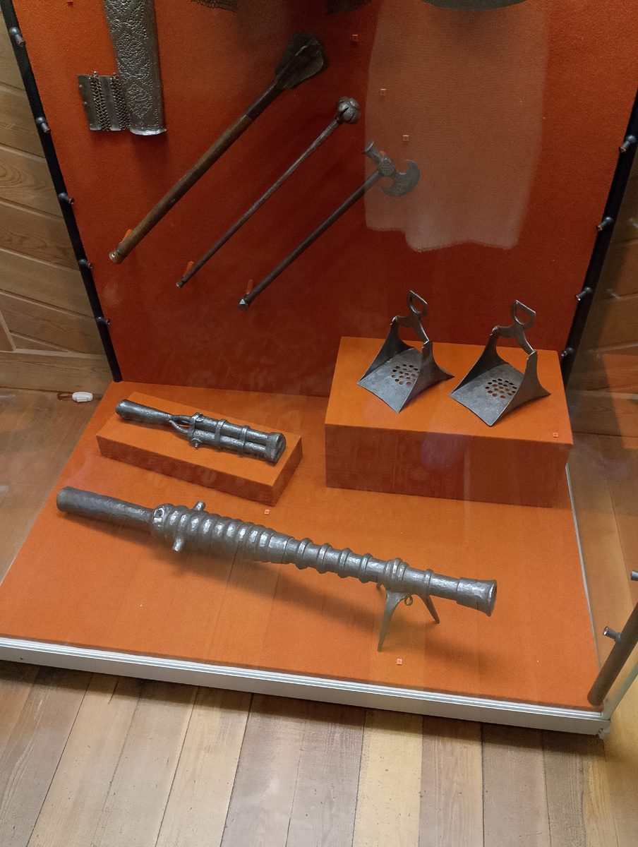 Щит боевой, налокотник, булава, стремена