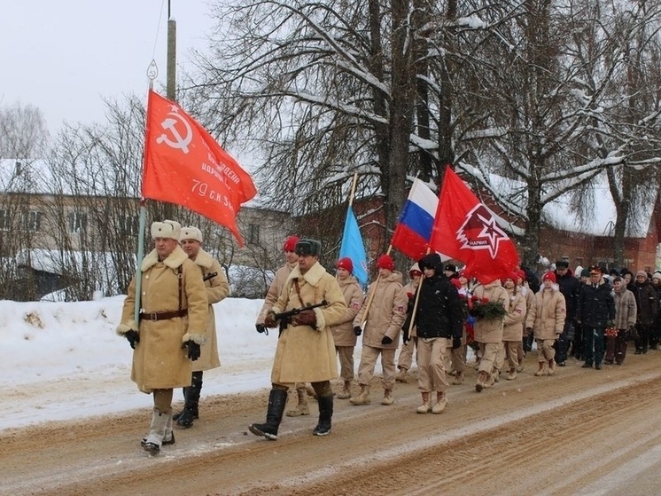     Участники митинга почтили память павших героев минутой молчания и возложили цветы к монументу. Фото: пресс-служба правительства Новгородской области