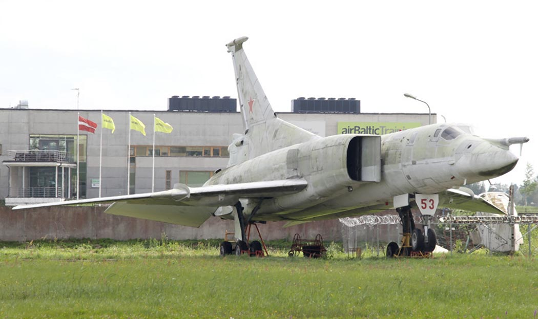 Сохранившийся Ту-22М1 в аэропорту Риги (принадлежит частному лицу)