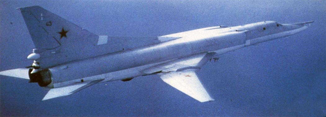 Ту-22М2 со штангой дозаправки в воздухе. Позднее ее снимут из-за ограничений по договору с США
