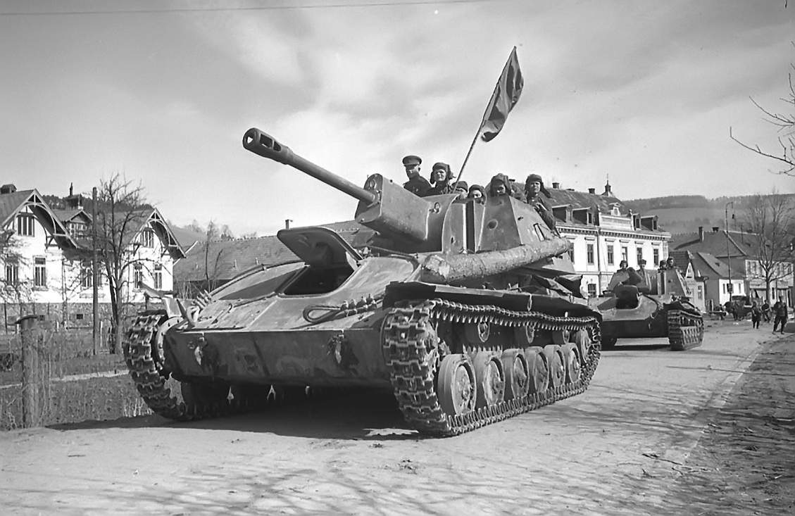 Колонна СУ-76М в Вене, 1945 год