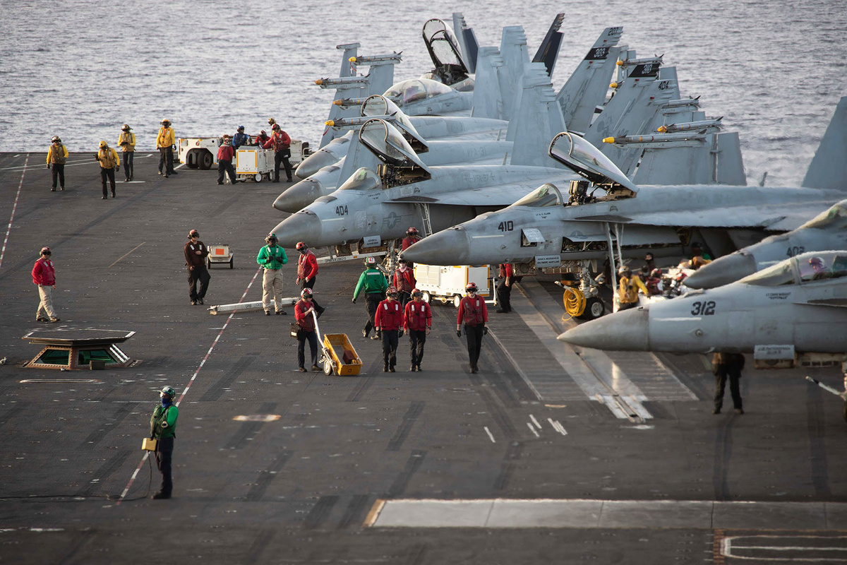    Авианосец Gerald Ford истребители F/A-18 Super Hornets на палубе ГЛ