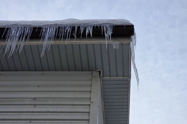    Практически на каждом здании сотни сосулек Фото: Объединённая редакция Инфоштаб