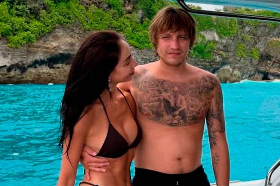    Девушка Комарова, блогер Ева Мишалова, выложила совместную фотографию с яхты. Вероятно, именно по этому снимку похитители смогли вычислить, где находятся украинцы. социальные сети