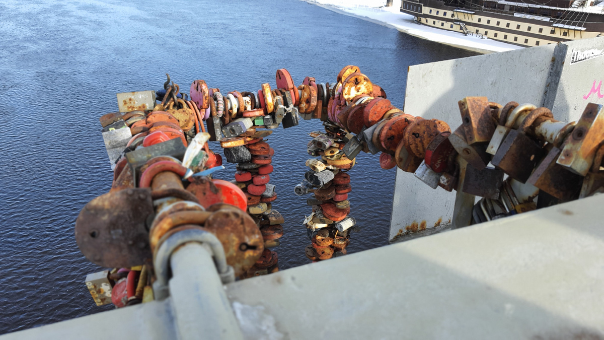 Замочки на пешеходном мосту в центре Великого Новгорода