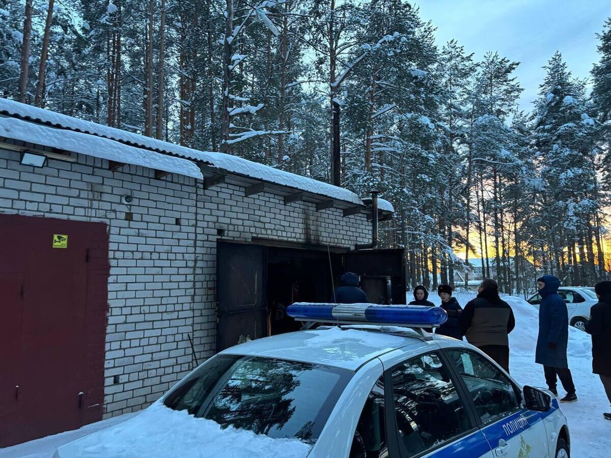    Сотрудники полиции на месте происшествия в Бабаево | © Фото : соцсети