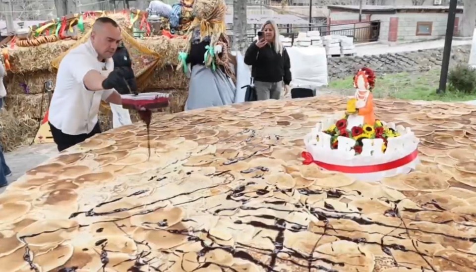    "Царь-блин" сделан из 700 стандартных блинчиков. Фото: Архипелаг развлечений Крыма