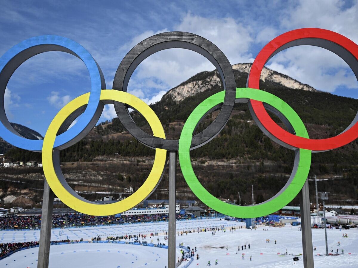    Олимпийские кольца на стадионе в Тезеро в Италии | © РИА Новости