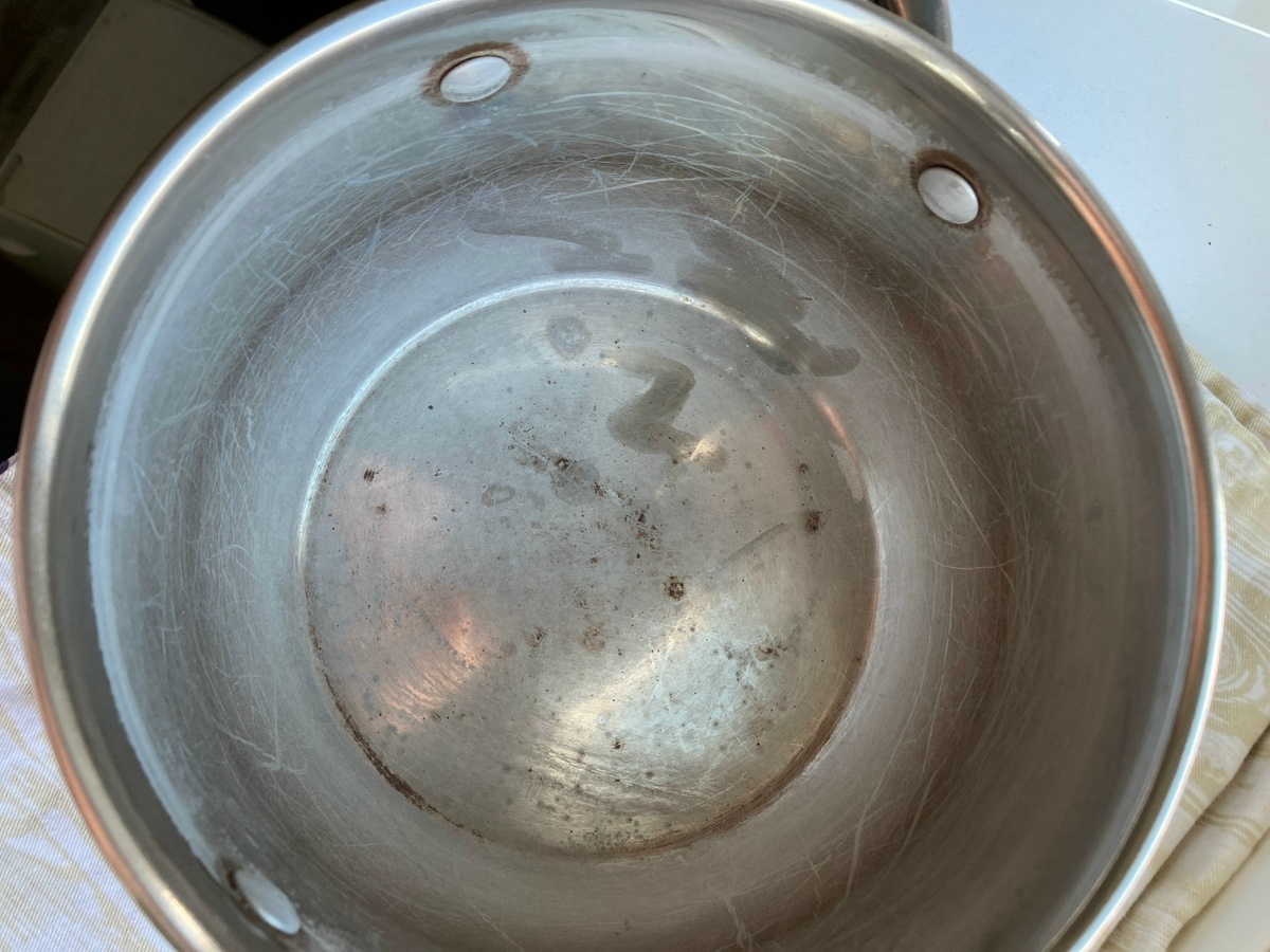 Налёт микрокристалликов накипи на дне и стенках кастрюли