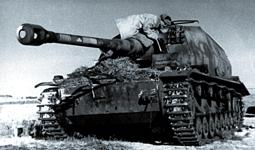 Красноармеец осматривает самоходку Pz.Sfl.IVa "Dicker Max", захваченную под Сталинградом.