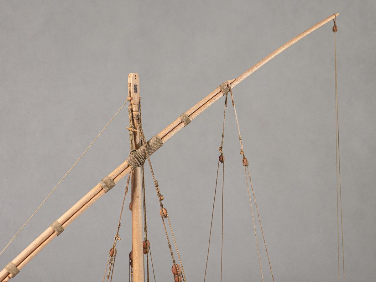 Шкентели подвешиваются к рею. На рее для этого предусмотрено углубление.