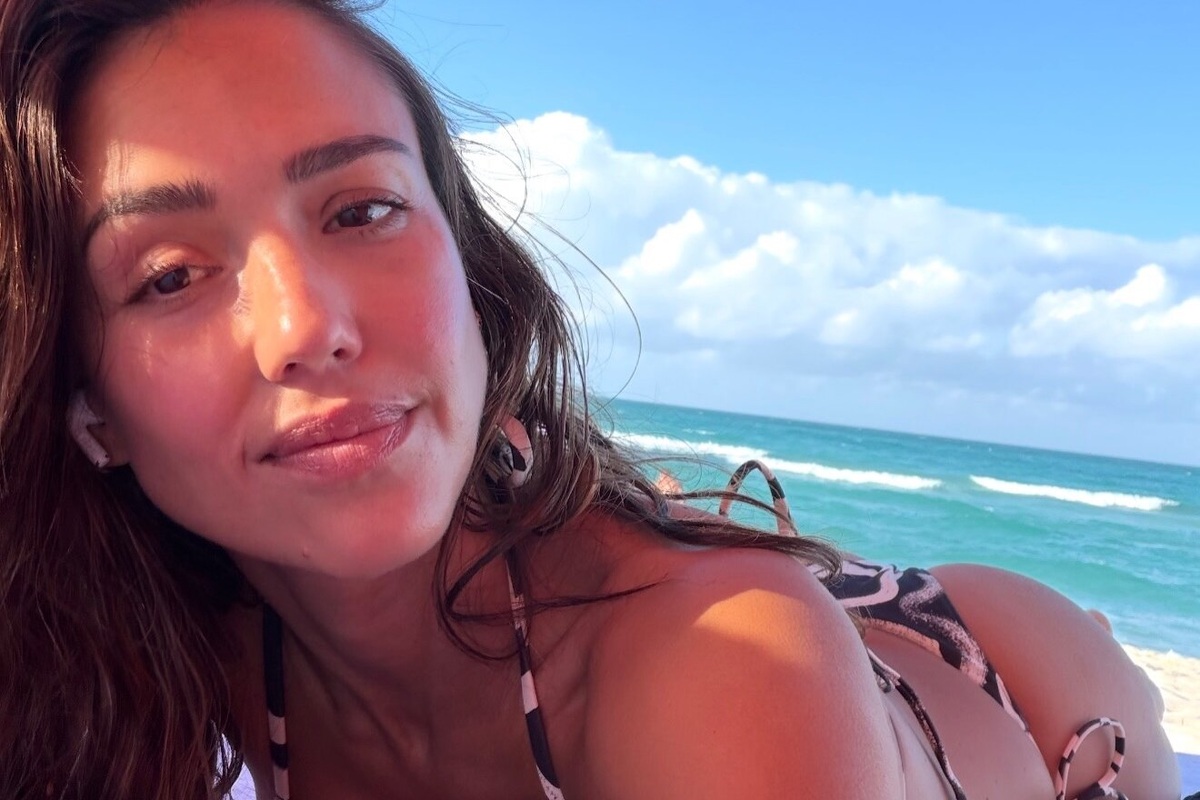     Джессика Альба впервые опубликовала фото с бойфрендом, который моложе ее на 11 лет