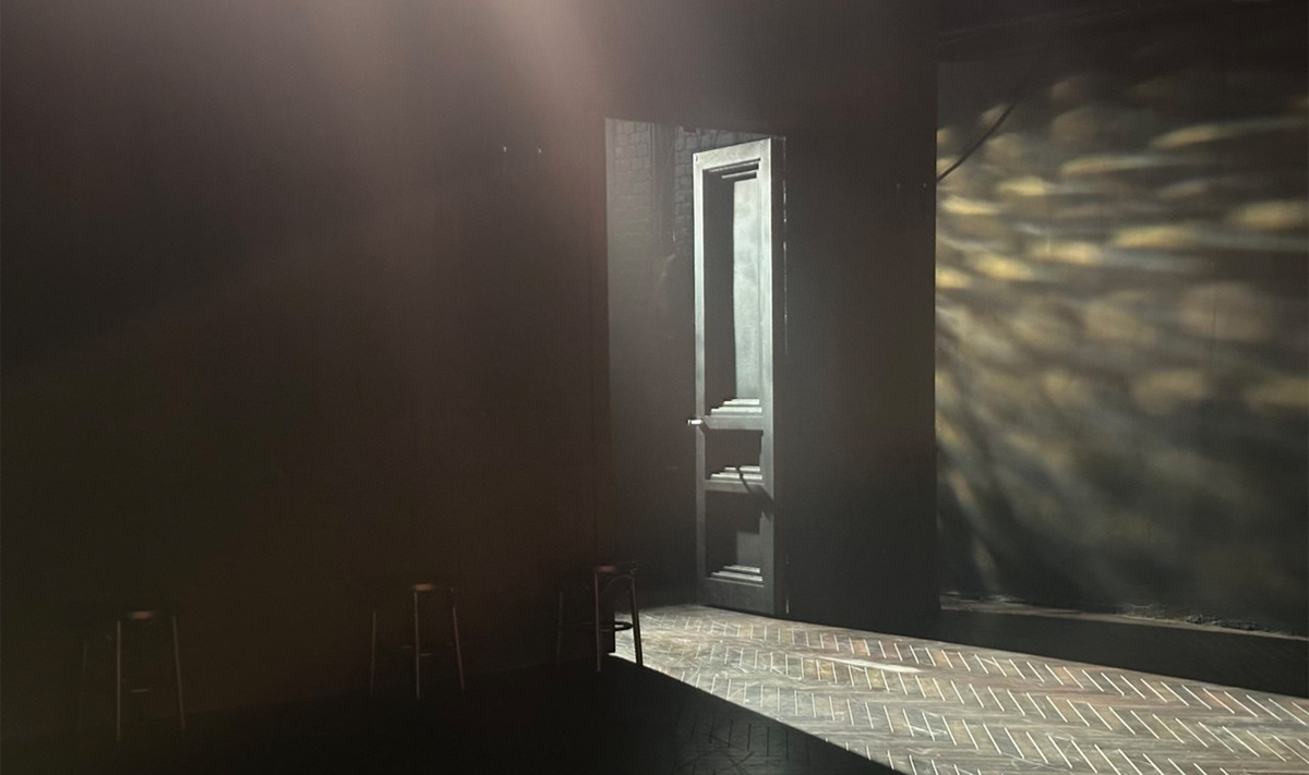 Спектакль Мурата Абулкатинова выстроен на редкой интонации — доверии к тихим эмоциям.