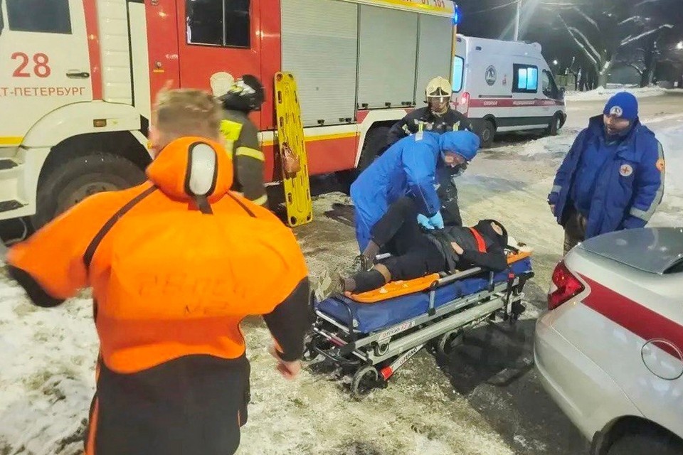    Мужчину доставили в больницу. Фото: vk.com/rosgvard78