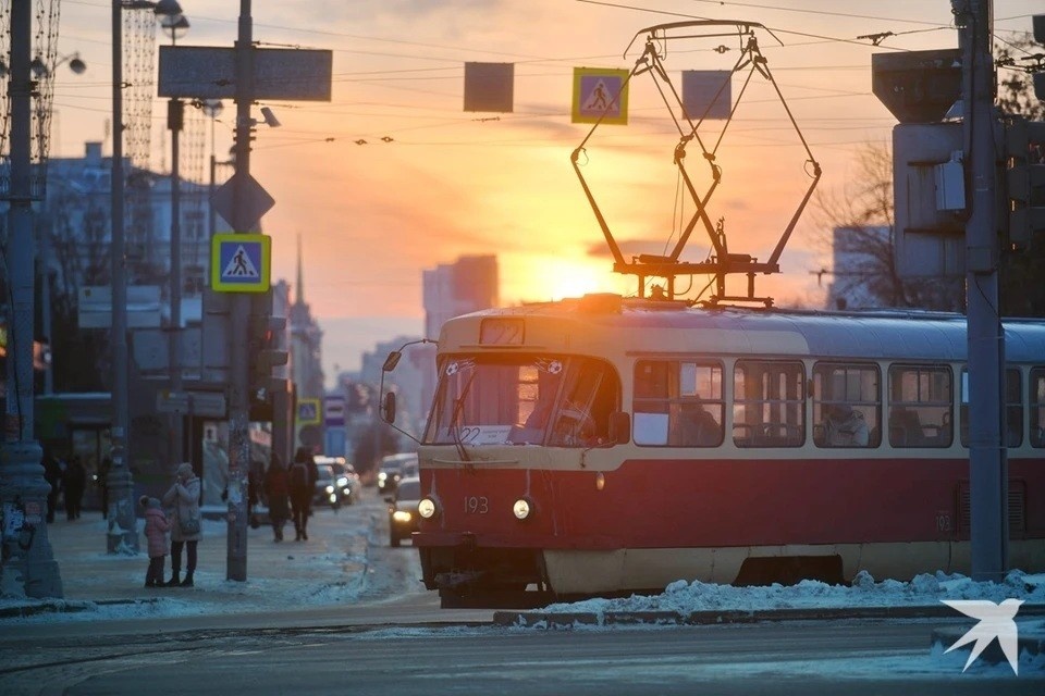    Трамвай сошел с рельсов на перекрестке улиц Блюхера – Гагарина Алексей БУЛАТОВ
