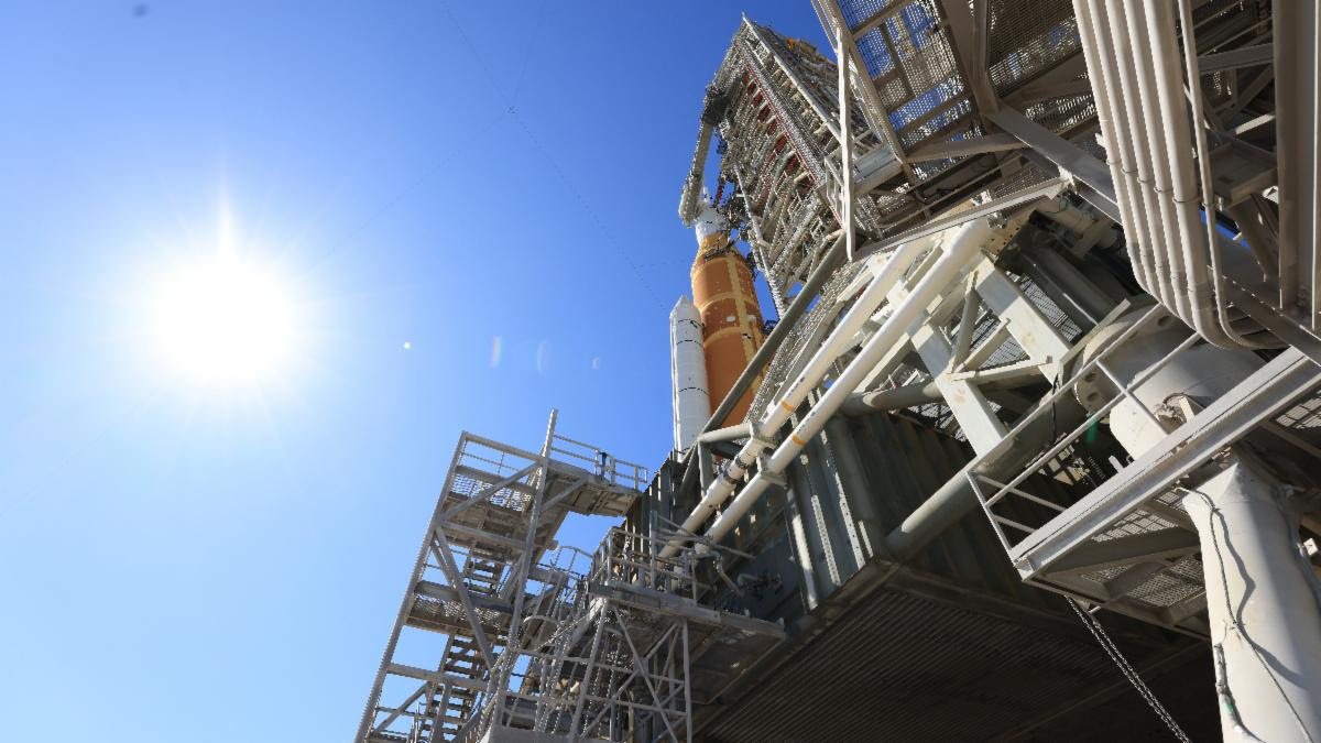 Ракета НАСА «Артемида II» на стартовой площадке | Космический центр имени Кеннеди