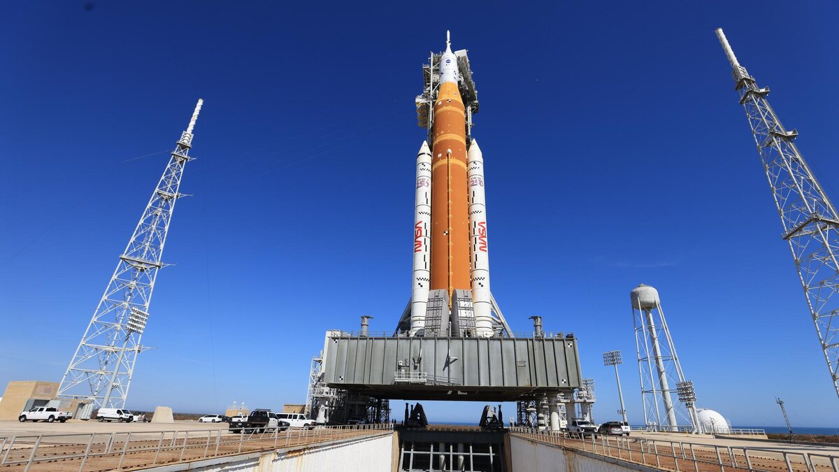 Ракета-носитель SLS (Space Launch System) и космический корабль Orion НАСА установлены вертикально на мобильной пусковой установке № 1 на стартовом комплексе 39B в Космическом центре имени Кеннеди НАСА во Флориде во вторник, 10 февраля 2026 года. В ходе испытательного полета Artemis II командир Рейд Уайзман, пилот Виктор Гловер и специалист миссии Кристина Кох из НАСА, а также специалист миссии Джереми Хансен из Канадского космического агентства (CSA) совершат облет Луны и вернутся на Землю.
NASA/Бен Смегельски
