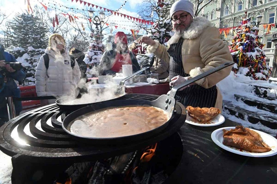    В рамках фестиваля «Масленица» проходит благотворительная акция «Шефы и блины», объединившая известных московских рестораторов и желание помочь тем, кто сегодня защищает страну. Владимир ВЕЛЕНГУРИН