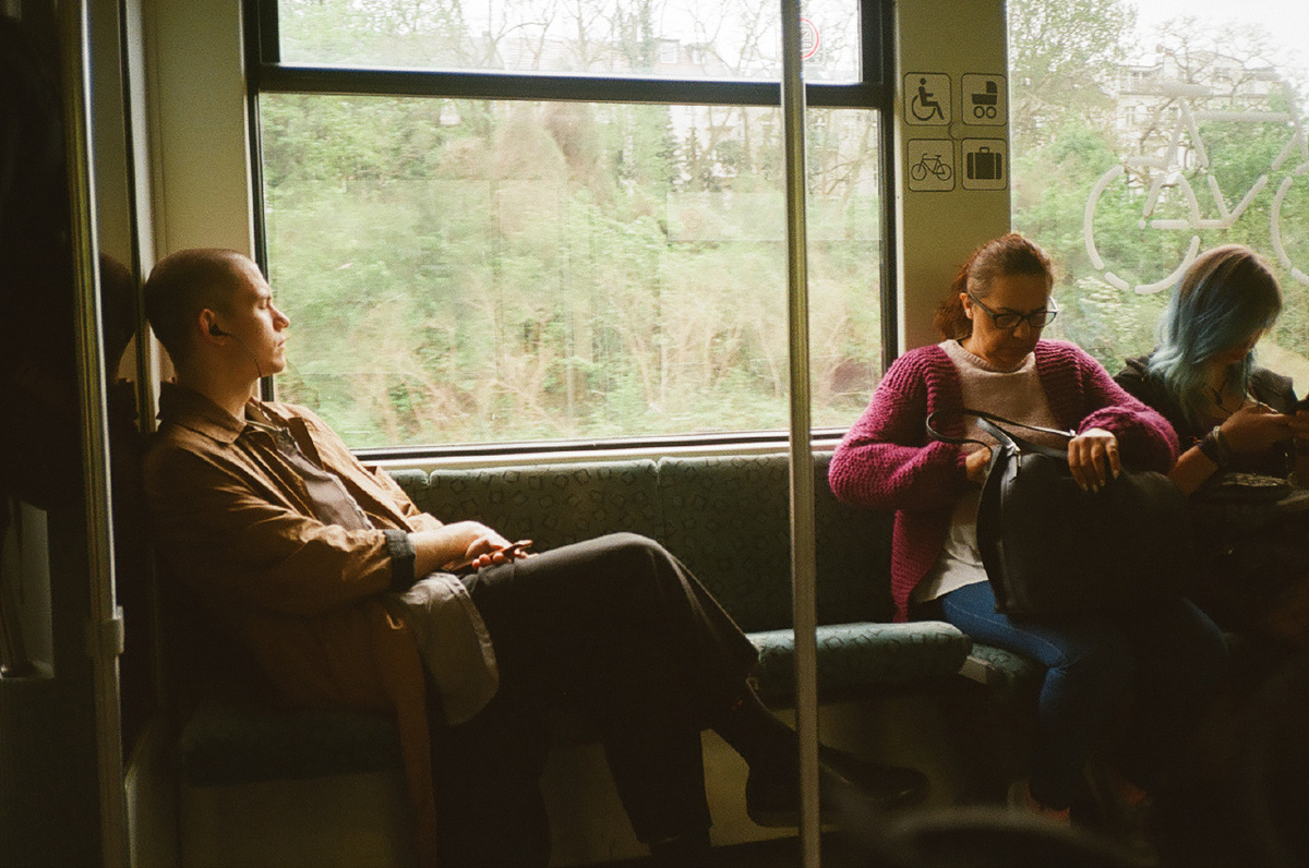     Николай Комягин в автобусе. Фото: Sasha mademuaselle