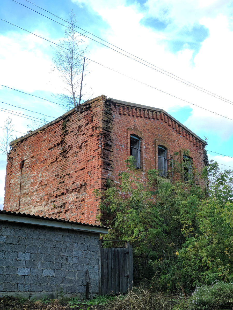 Каменное здание дореволюционной постройки, улица Чапаева, 139. Фото из личного архива, октябрь 2022.